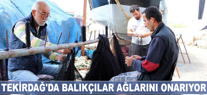 Tekirdağ'da balıkçılar ağlarını onarıyor
