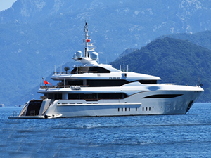 Lüks yatlar, Marmaris Limanı'nda yakıt ikmali yaptı