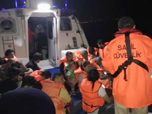 Didim'de lastik botta 33 kaçak göçmen yakalandı