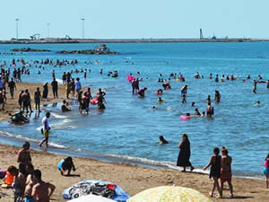 Tatilciler Karasu Sahili'ne akın etti