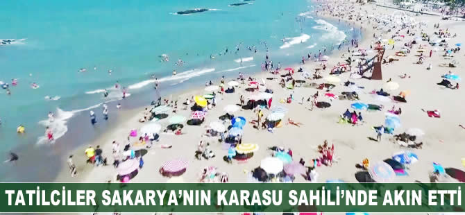Tatilciler Karasu Sahili'ne akın etti