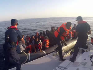 Kuşadası Körfezi'nde lastik botta 30 göçmen yakalandı