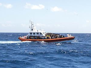 Libya açıklarında 301 göçmen kurtarıldı