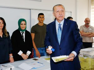 Cumhurbaşkanı Erdoğan, Üsküdar'da oyunu kullandı