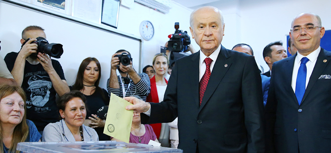 MHP lideri Bahçeli, oyunu Ankara'da kullandı
