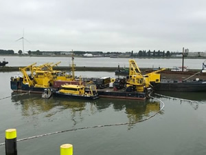Rotterdam Limanı’nda petrol temizleme çalışmaları devam ediyor