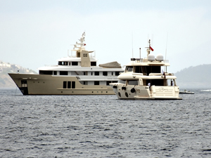 Bodrum açıklarına demirleyen yatlar ilgi gördü