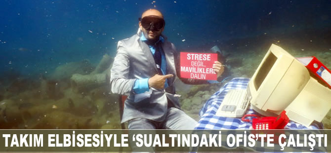 Takım elbiseyle 'su altındaki ofis'te çalıştı