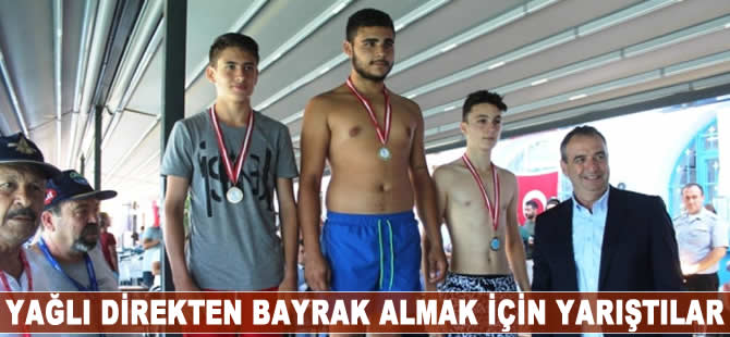 Yağlı direkten bayrak almak için yarıştılar