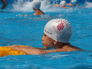 Ümraniye Belediyesi’nden çocuklara ücretsiz yüzme kursu