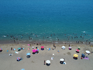 Antalya plajlarında sıcak hava yoğunluğu yaşanıyor