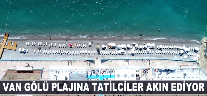 Van Gölü'nün mavi bayraklı  plajına tatilciler akın ediyor