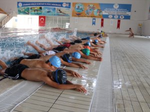 Dezavantajlı çocuklar güvenle yüzme öğreniyor
