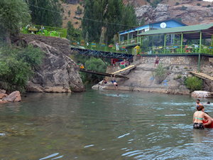 Tunceli'de yerli ve yabancı turistler plaj keyfi yaşıyor