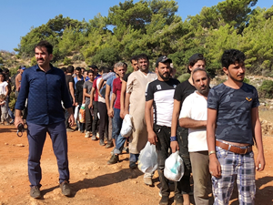 Tekneleri su alınca muz bahçelerine saklandılar