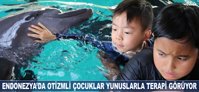 Endonezya’da otizmli çocuklar yunuslarla yüzerek terapi görüyor