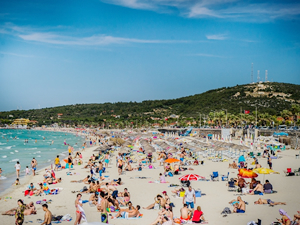 Çeşme, 12 Mavi Bayraklı plajı ile tatilcilerin gözdesi oldu