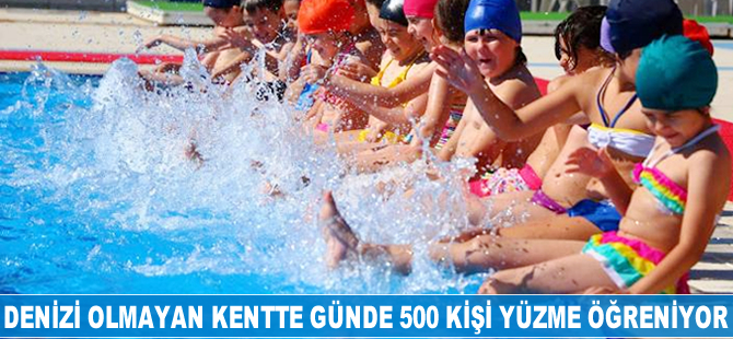 Deniz olmayan kentte günde 500 kişiye yüzme eğitimi veriliyor