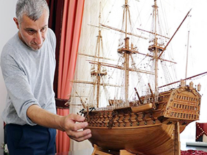 Ağaç parçaları tarihi savaş gemilerinin maketlerine dönüşüyor