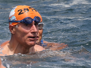 Şampiyon yüzücü boğazda kulaç attı