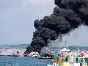 İspanya’da yolcu teknesi alev alev yandı!