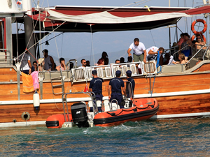 Fethiye'de Sahil Güvenlik, tur teknelerini denetledi