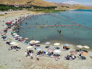 Hazar Gölü Doğu'daki tatilcilerin gözdesi oldu