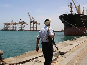 Husiler, Hudeyde Limanı'na gemi girişlerini engelliyor