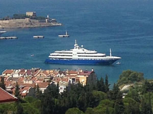 Lüks yat 'Queen Miri' Kuşadası'na yanaştı