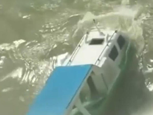 Hint Okyanusu'nda dev dalgalar tekneyi yuttu