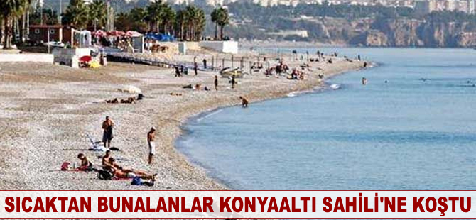 Sıcaktan bunalanlar Konyaaltı Sahili'nde denizin tadını çıkardı