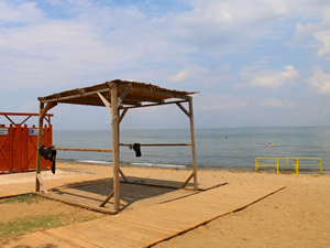 Yalova'da engellilerin plajda kullandığı platforma zarar verildi