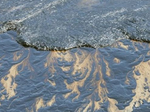 Kızıldeniz'deki petrol tankerinde sızıntı uyarısı