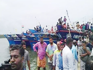 Kochi'de balıkçı teknesiyle gemi çatıştı