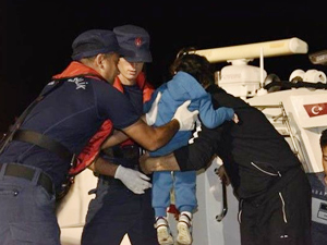 İzmir'de lastik botta 45 kaçak göçmen yakalandı