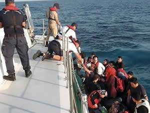 Botları arızalanan göçmenleri Sahil Güvenlik kurtardı