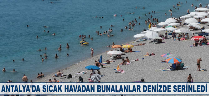 Antalya'da sıcak havadan bunalanlar denizde serinledi