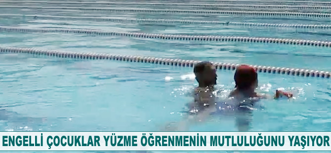 Engelli çocuklar yüzme öğrenmenin mutluluğunu yaşıyor