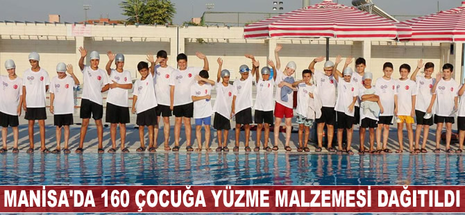 Manisa'da çocuklara yüzme malzemesi dağıtıldı