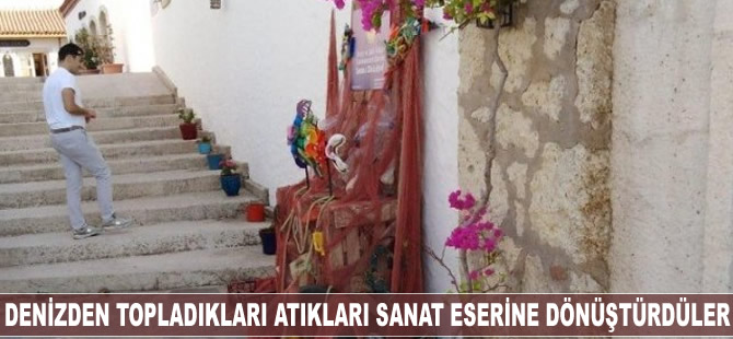Denizden topladığı atıkları sanat eserine dönüştürdüler