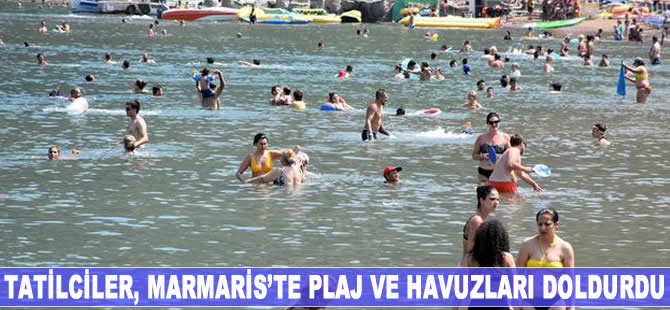 Tatilciler, Marmaris'te plaj ve havuzları doldurdu