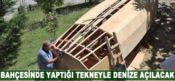Bahçesinde yaptığı tekne ile denize açılacak