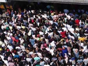 Eminönü İskelesi'ndeki insan seli havadan görüntülendi