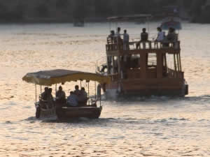 Bayram boyunca tekneler Fırat sularında turist taşıdı