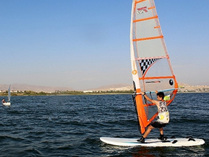 Vanlı yelkenciler eğitimlerine ara vermeden devam ediyor