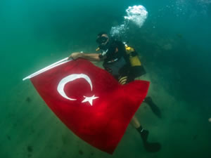 Su altı sporcuları sahilde Türk bayrağı açtı