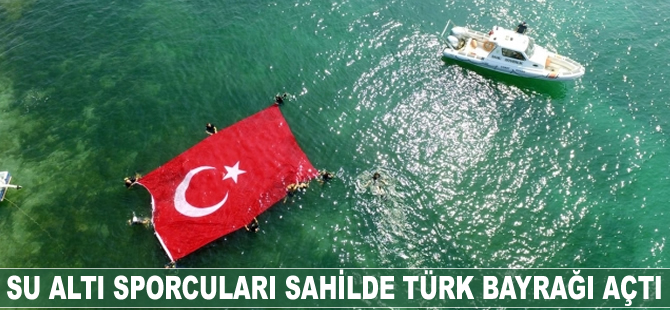 Su altı sporcuları sahilde Türk bayrağı açtı