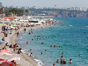 Antalya'da sıcak hava sahilleri doldurdu