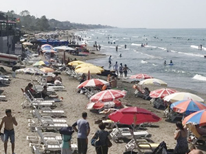 Karaburun Sahili yerli ve yabancı turistle doldu