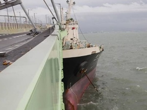 ‘M/T HOUN MARU’ Japonya'da köprüye çarptı